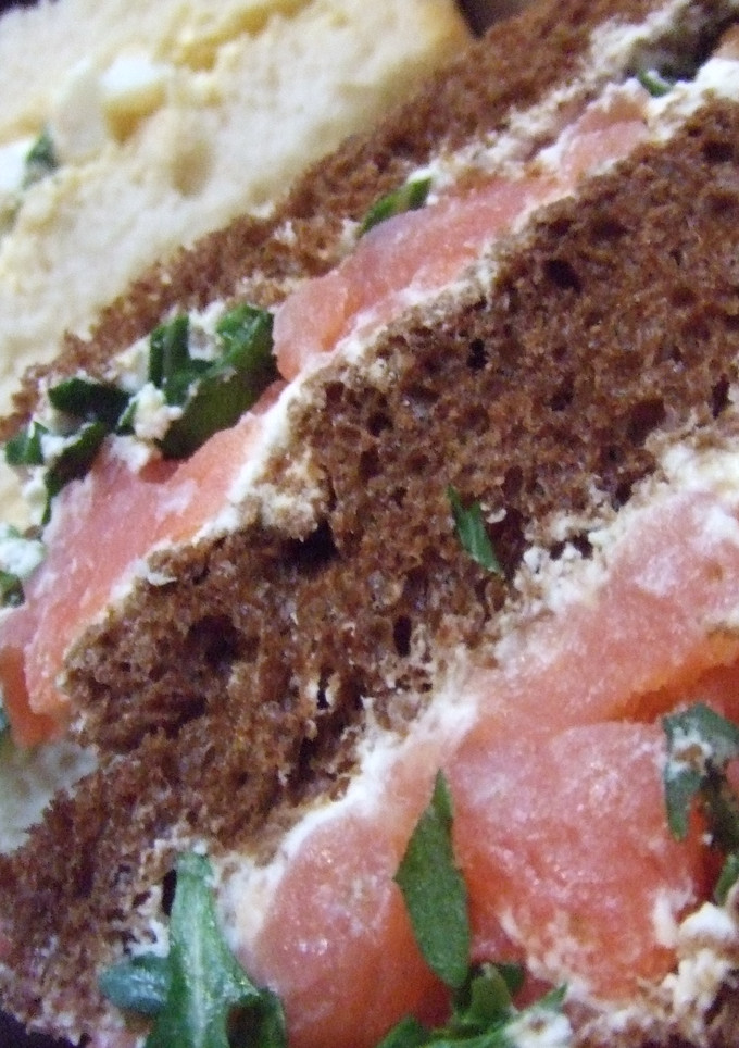 Una foto de Triángulos de salmón con rúcula