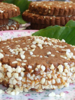 Una foto de Galletas de cacao con almendras rellenas de dulce de leche