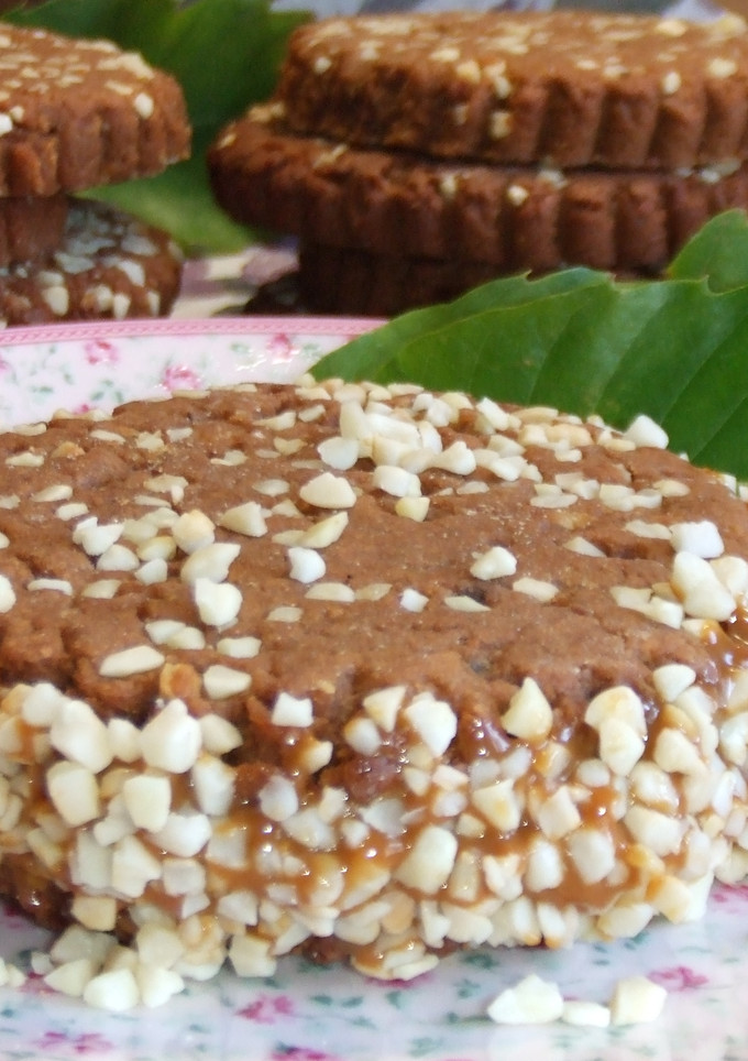 Una foto de Galletas de cacao con almendras rellenas de dulce de leche