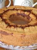 Torta bicolor rellena de manzanas verdes dulces