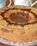 Torta bicolor rellena de manzanas verdes dulces