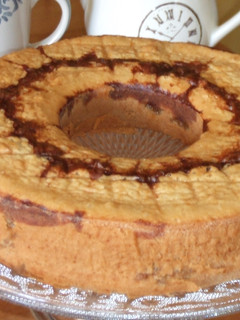 Una foto de Torta bicolor rellena de manzanas verdes dulces