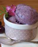 Helado de frambuesas con cerezas y leche condensada