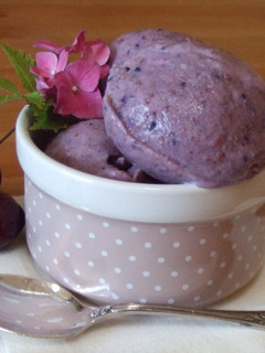 Una foto de Helado de frambuesas con cerezas y leche condensada