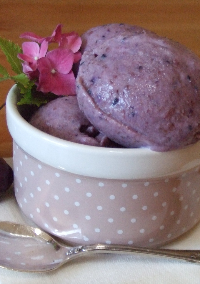 Una foto de Helado de frambuesas con cerezas y leche condensada