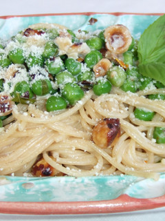 Una foto de Spaghetti integrales especiales con salsa de avellanas y tomates secados
