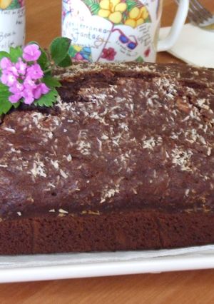 Una foto de Cake de cacao con coco, naranja y nueces