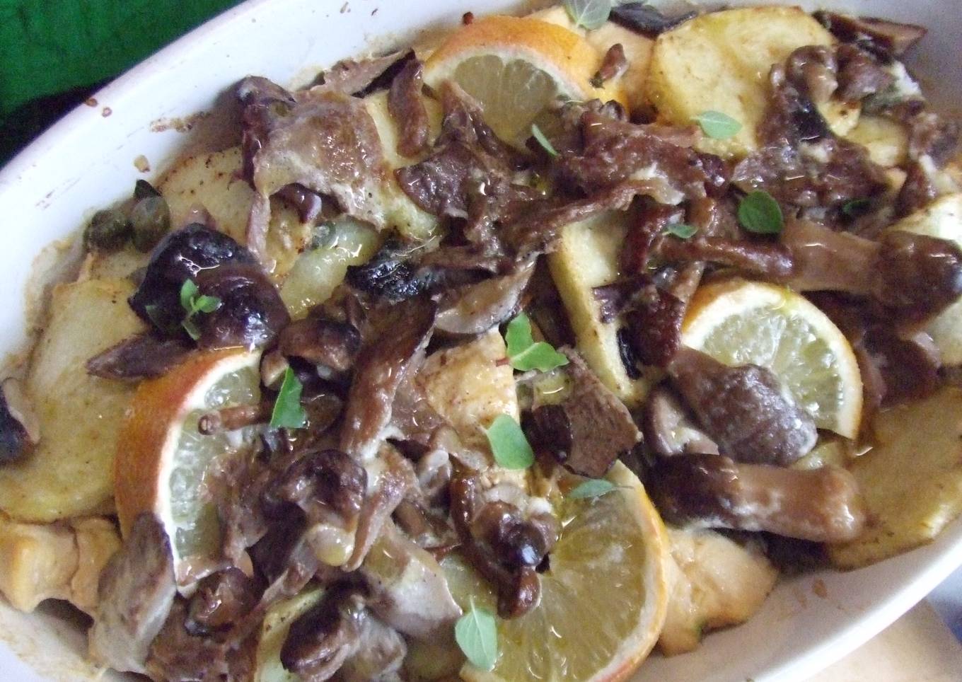 Horneado de pollo con patatas y setas al aroma de limón y alcaparras
