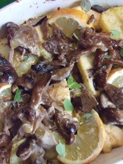 Una foto de Horneado de pollo con patatas y setas al aroma de limón y alcaparras