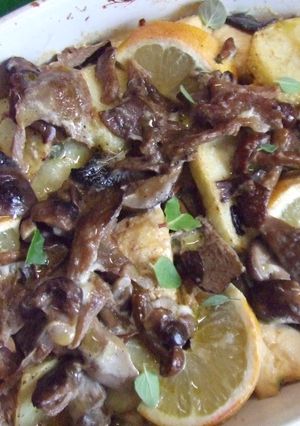 Una foto de Horneado de pollo con patatas y setas al aroma de limón y alcaparras