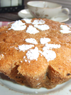 Una foto de Pastel de nueces, pasas y ron