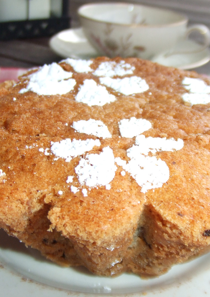 Una foto de Pastel de nueces, pasas y ron