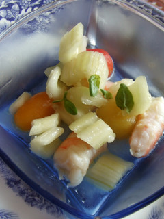 Una foto de Aperitivo de apio, gambas y tomates cherry de colores