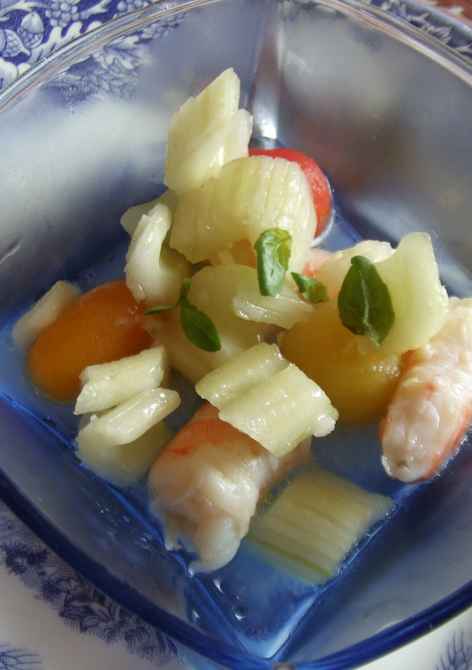 Una foto de Aperitivo de apio, gambas y tomates cherry de colores