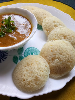 सूजी इडली (Suji idli recipe in hindi) रेसिपी मुख्य फोटो