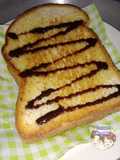 ขนมปังปิ้งราดซอสช็อกโกแลต (Toast with Chocolate Sauce)
