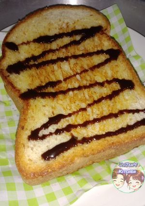 รูปของ ขนมปังปิ้งราดซอสช็อกโกแลต (Toast with Chocolate Sauce)