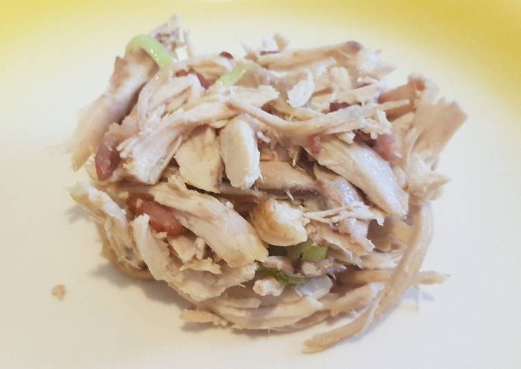 Insalata di pollo con bacon e porri