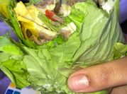 Una foto de burritos pollo y lechuga