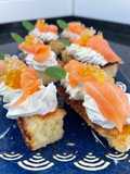 Brioche con Salmón y Perlas de Wasabi