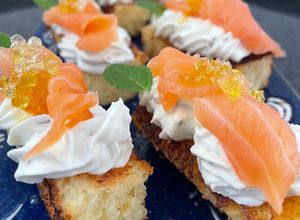Una foto de Brioche con Salmón y Perlas de Wasabi