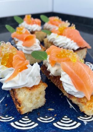 Una foto de Brioche con Salmón y Perlas de Wasabi