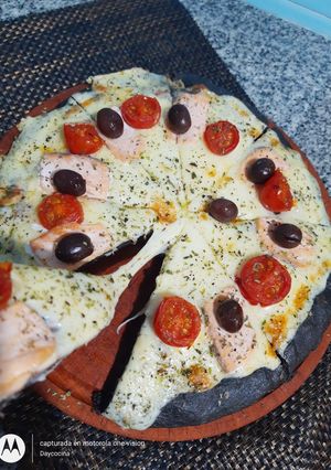 Una foto de Pizza negra De Salmón y Mozzarella