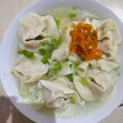 A picture of Pangsit kuah ayam udang seger dan gurih.