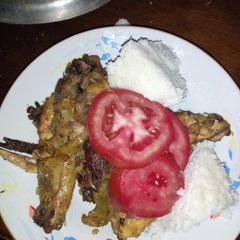 A picture of Roast chicken with onions.