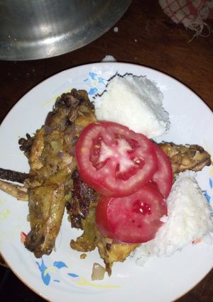 A picture of Roast chicken with onions.