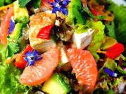 Una foto de ensalada con pomelo