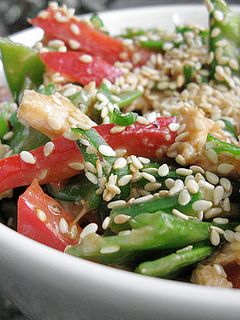 Una foto de Ensalada (pollo sésamo)
