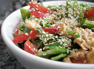 Una foto de Ensalada (pollo sésamo)