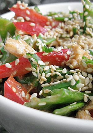 Una foto de Ensalada (pollo sésamo)