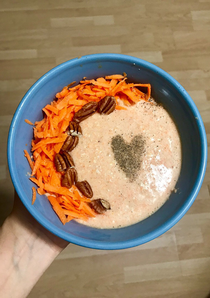 Una foto de Bowl de pastel de zanahoria vegano
