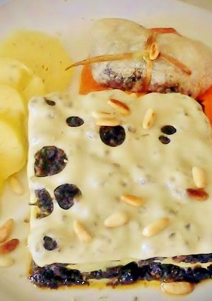 Una foto de Lasaña de queso emmental relleno de morcilla con miel y piñones