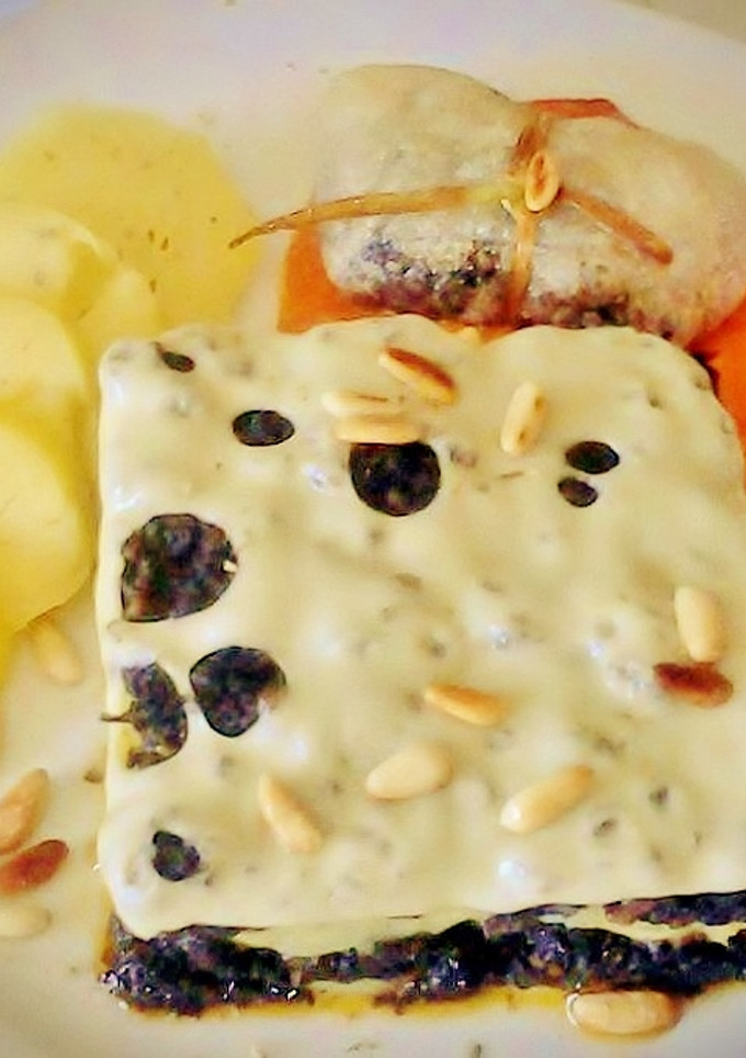 Una foto de Lasaña de queso emmental relleno de morcilla con miel y piñones
