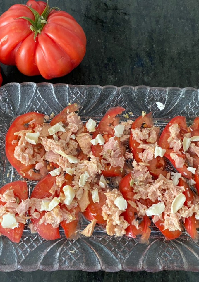 Una foto de Ensalada de tomate Raf 🍅 y atún