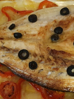 Una foto de Lubina a la mostaza al horno