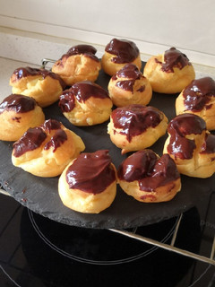 Una foto de Petit choux con crema y chocolate negro 🥧