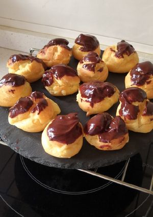 Una foto de Petit choux con crema y chocolate negro 🥧