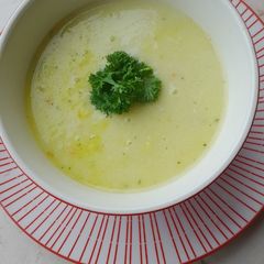 White asparagus and leek soup A picture of White asparagus and leek soup.