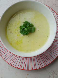 A picture of White asparagus and leek soup.