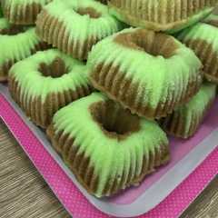 A picture of Bolu Kukus Pandan Cokelat.