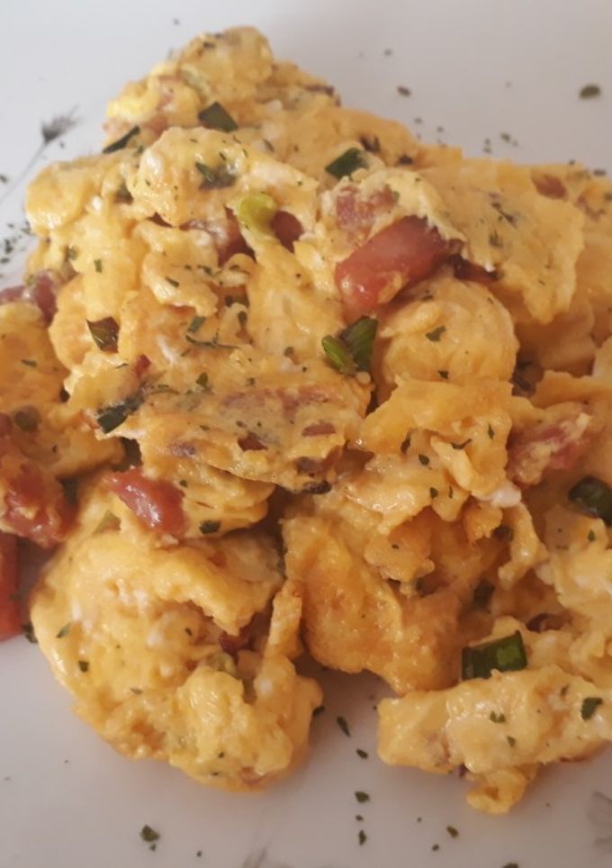 Angolszalonnás, újhagymás rántotta recept fotója