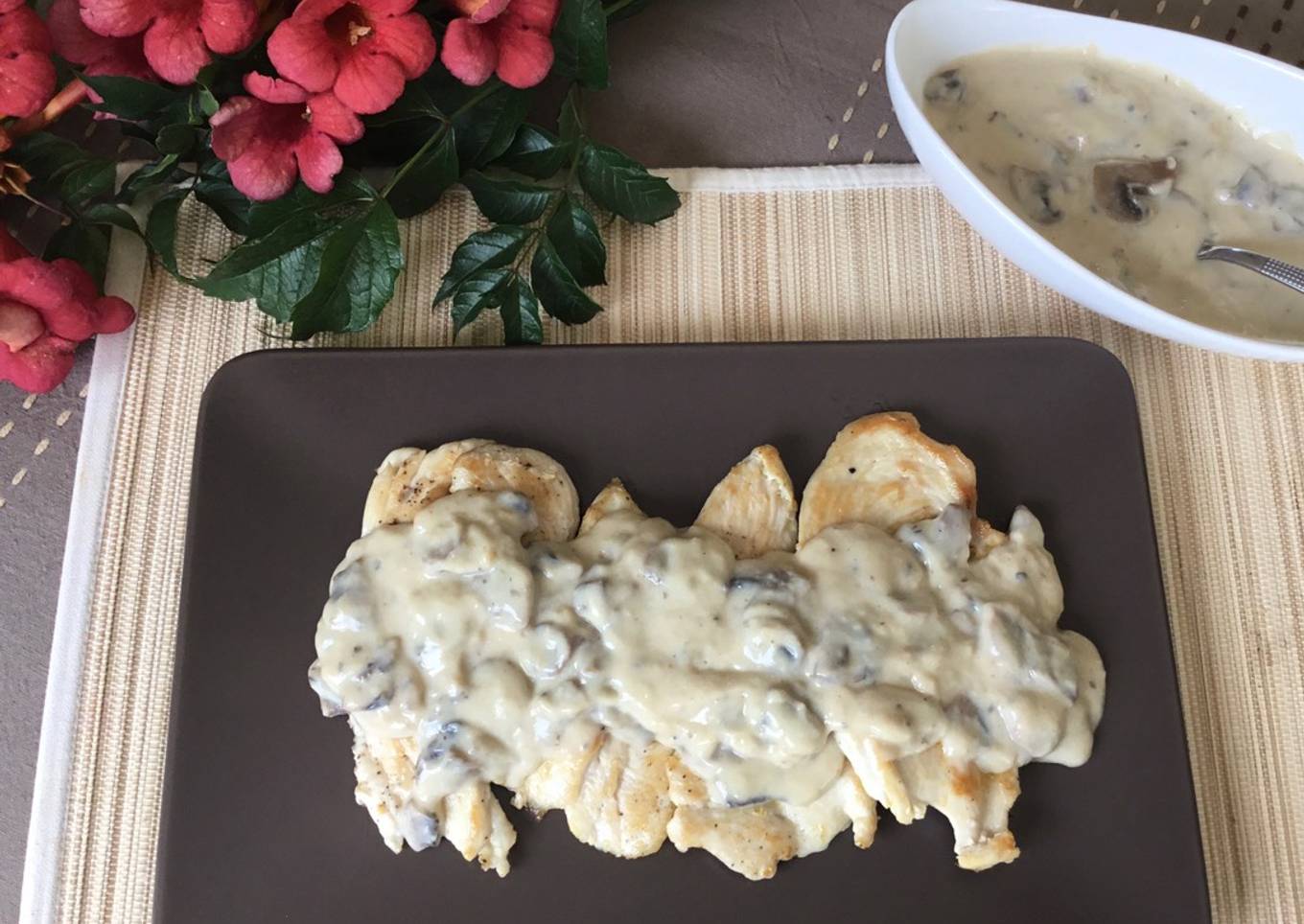 Filetes de pechuga con salsa cremosa de champiñones