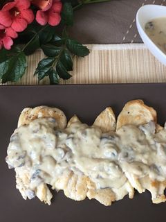 Una foto de Filetes de pechuga con salsa cremosa de champiñones
