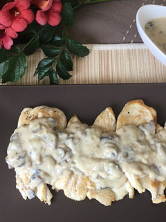Una foto de Filetes de pechuga con salsa cremosa de champiñones