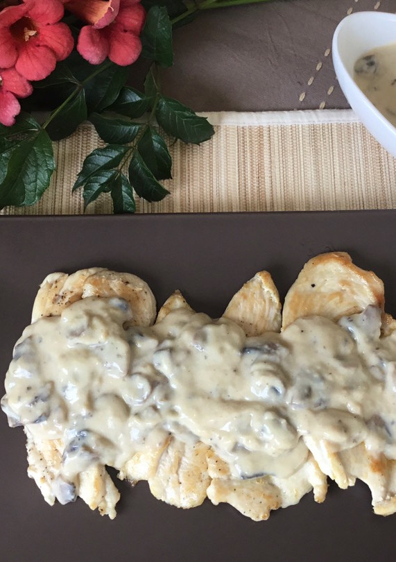 Una foto de Filetes de pechuga con salsa cremosa de champiñones