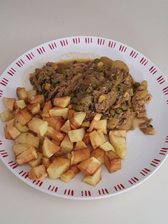 Una foto de Guiso zapallito italiano con papas fritas